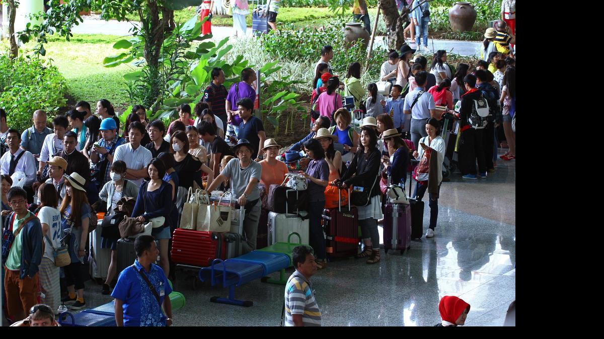 
Los pasajeros bloqueados en el aeropuerto internacional Ngura Rai de Bali esperaban informaciones sobre sus vuelos. 
