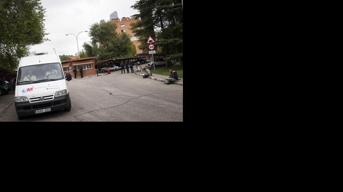 
Agentes de la Policía Nacional a las puertas del Hospital Carlos III de Madrid, donde permanece ingresada Teresa Romero, la auxiliar de enfermería contagiada por el virus del ébola, y otras 16 personas sin síntomas de contagio están en observación.

