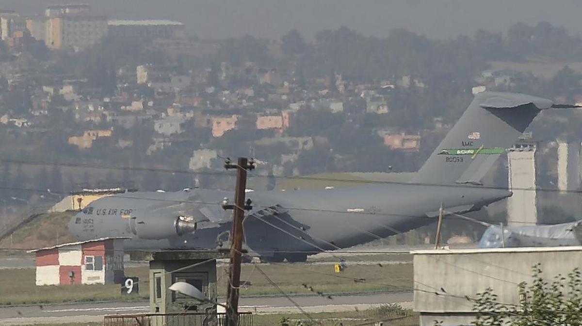 
Un avión de la Fuerza Aerea de Estados Unidos aterriza en una base militar en Turquía como apoyo a los caza F-16 que fueron desplegados en ese país.


