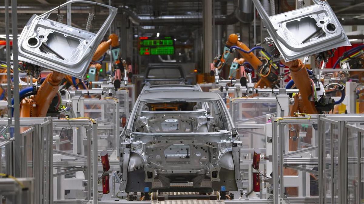 En esta fotografía de archivo del martes 25 de febrero de 2020, los robots trabajan en la carrocería de un automóvil eléctrico ID.3 en la línea de ensamblaje durante una gira de prensa en la planta del fabricante alemán Volkswagen AG (VW) en Zwickau, Alemania.
