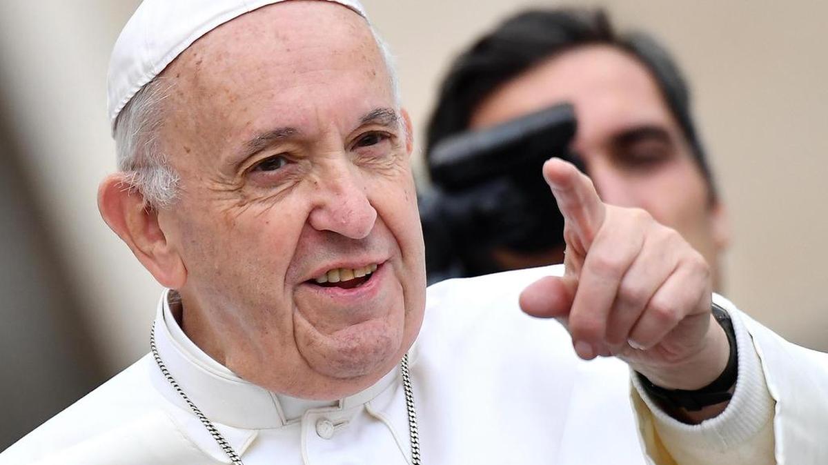 El papa Francisco saluda a su llegada a la audiencia semala en el Plaza de San Pedro, en el Vaticano, el 31 de octubre de 2018.
