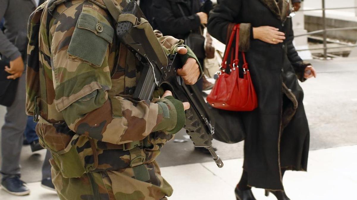 Militares franceses patrullan la estación de trenes Gare De Lyon en París, el martes 22 de marzo.