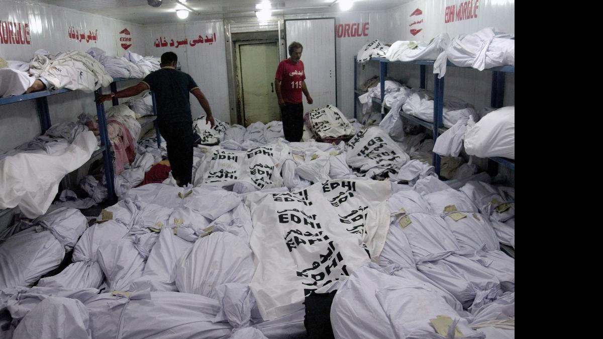 
Voluntarios trabajan en una morge repleta de cuerpos son vida a causa de las temperaturas, por encima de los 42 grados centígrados, registradas en Pakistán.
