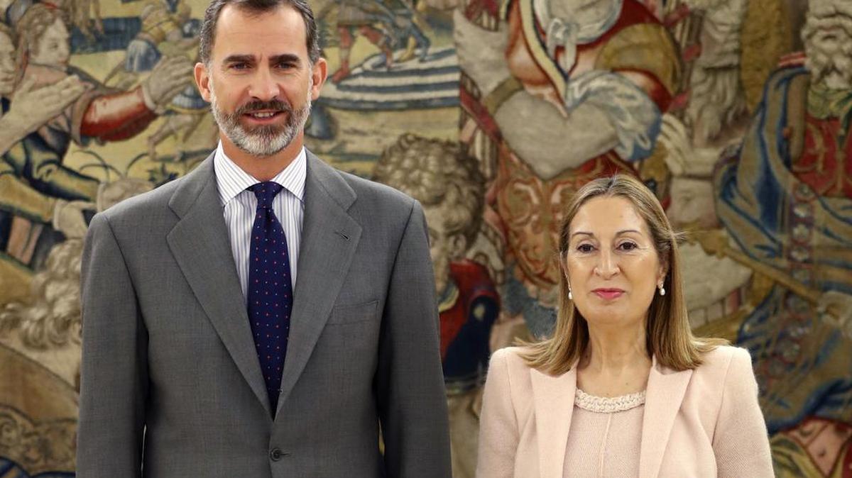 El rey Felipe VI y la presidenta del Congreso, Ana Pastor, en el Palacio de la Zarzuela, para que le facilite el listado de los representantes políticos que acudirán la semana que viene a su ronda de consultas de cara a la investidura.