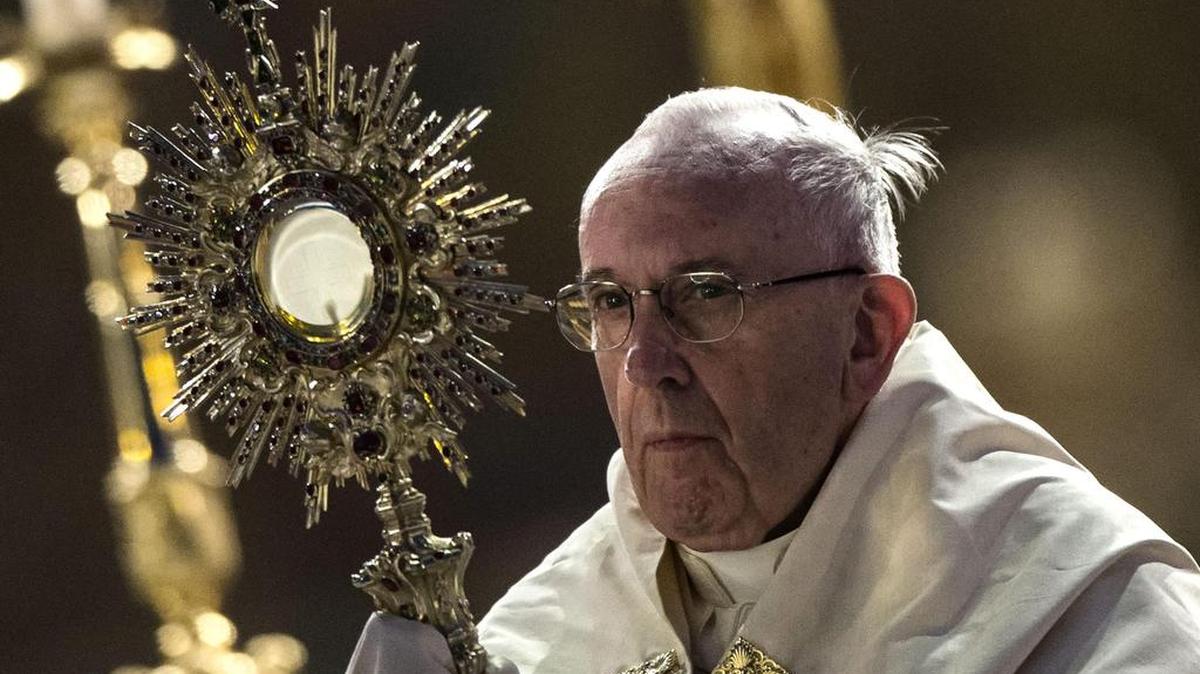 El papa Francisco celebra una misa en la basílica romana de San Juan de Letrán el jueves 26 de mayo de 2016. Francisco alabó hoy a los cristianos que "se han desvivido para defender la dignidad de todos, especialmente de los más pobres, marginados y discriminados", en la misa oficiada con motivo del Corpus Christi.