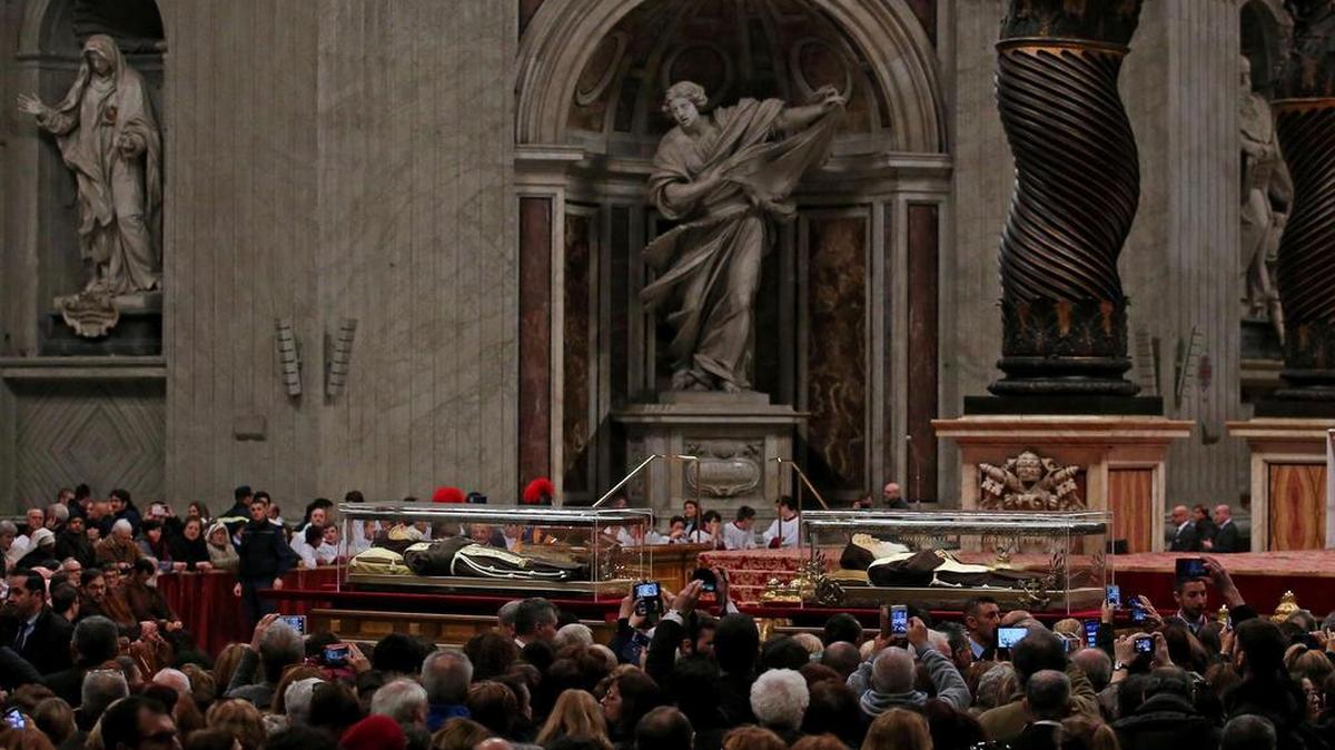 El cuerpo embalsamado de San Pío, mejor conocido como Padre Pío (izq), y las reliquias de San Leopoldo Mandica (der), a su llegada al Vaticano, Roma, el viernes.
