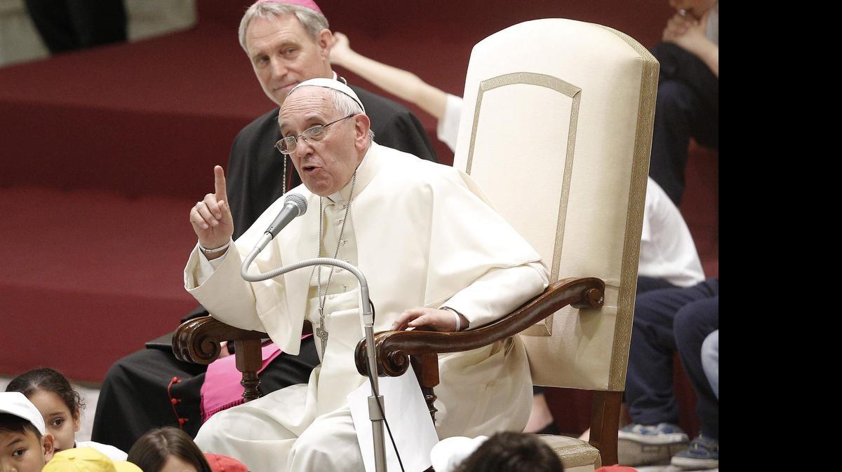 
 El papa Francisco habla con un grupo de niños durante una audiencia celebrada en el aula Pablo VI en Ciudad del Vaticano, hoy, lunes 11 de mayo de 2015. El pontífice se reunión con unos 7,000 niños para hablar de paz e integración, en un acto organizado por la ONG Peace Factory.
