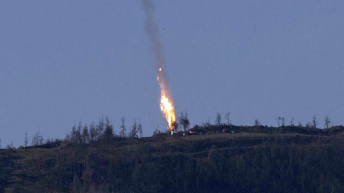 Captura de video facilitada por el canal de televisión HaberTurk que muestra un avión que deja una estela de fuego a medida que cae tras ser derribado cerca de la frontera entre Siria y Turquía hoy, 24 de noviembre de 2015.