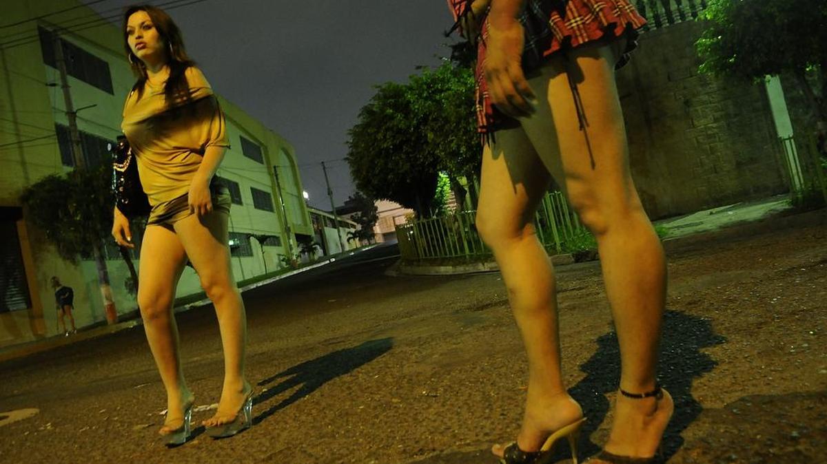 Foto de archivo. Transexuales salvadoreños permanecen a la espera de clientes en una calle de San Salvador (El Salvador).