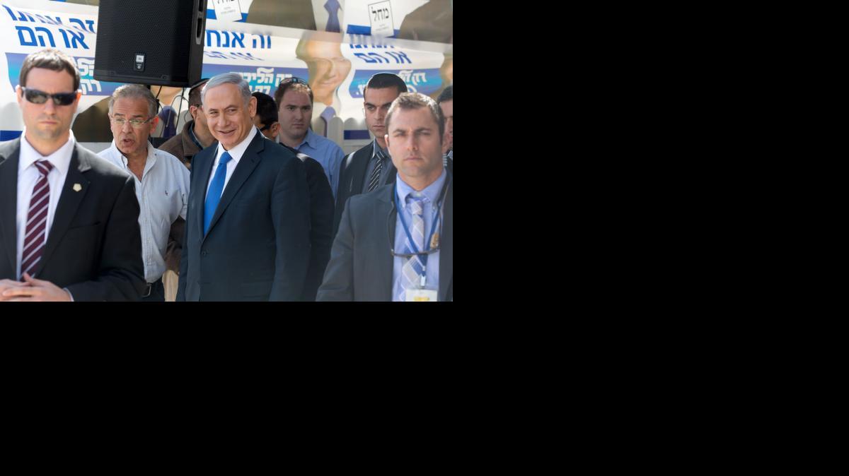 
Los principales líderes y favoritos en las encuestas, el primer ministro israelí y dirigente del partido Likud, Benjamin Netanyahu (centro), y el cabeza de la plataforma Campo Sionista, que aglutina al centro-laborista del país, Isaac Herzog, remataban el lunes sus campañas electorales con diversos actos durante el día.
