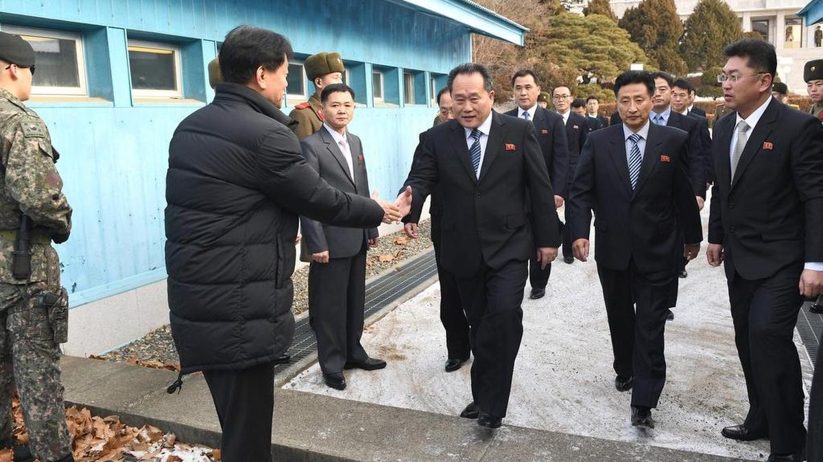 El jefe de la delegación norcoreana que dirige el comité para la Reunificación Pacífica de Corea, Ri Son-gwon (c), llega a una reunión con representantes surcoreanos en la localidad de Panmunjon (Corea del Norte) el 9 de enero de 2018.