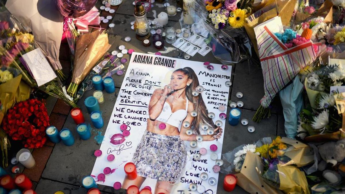 Tributo en la Plaza de Santa Ana a las víctimas que murieron en el ataque terrorista del lunes en el Manchester Arena, el 26 de mayo de 2017 en Manchester, Inglaterra.