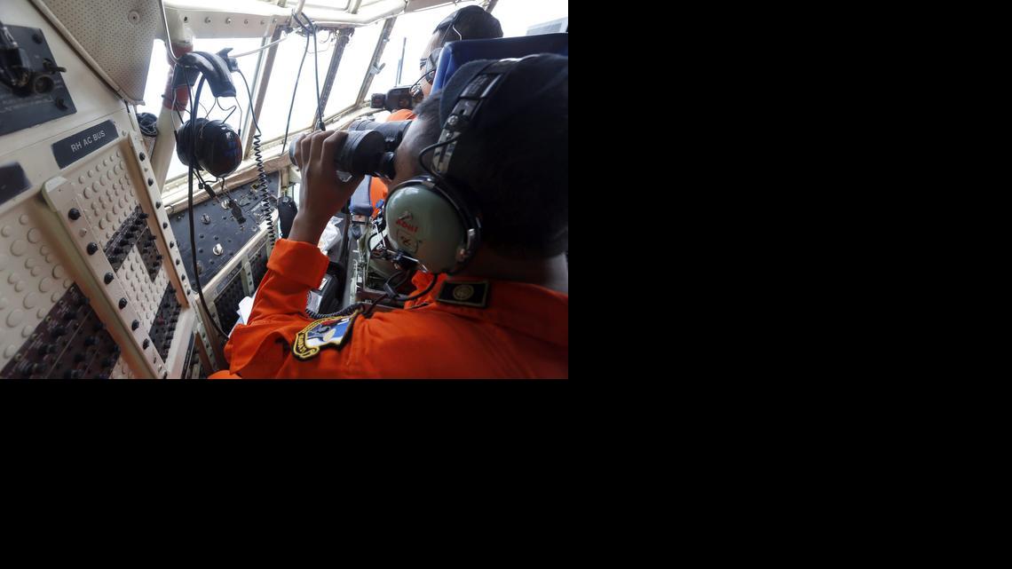 
 Soldados de la Fuerza Aérea indonesia sobrevuelan la isla de Bangka (Indonesia) a bordo de un avión Hércules C-130 durante las labores de búsqueda del avión de pasajeros de AirAsia desaparecido. Los equipos de búsqueda y rescate del avión de AirAsia que desapareció en Indonesia el domingo con 162 personas a bordo no encontraron aún restos del aparato ni señales de las cajas negras cuando se aproxima el final del segundo día. EFE/Adi Weda
