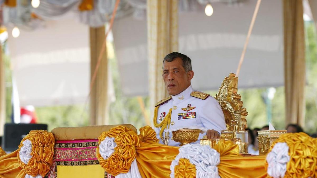 Fotografía de archivo fechada el 13 de mayo de 2015 del heredero al trono de Tailandia, el príncipe Maha Vajiralongkorn, durante una ceremonia en Sanam Luang, cerca del Gran Palacio, en Bangkok, Tailandia.