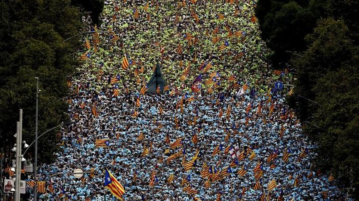 
Miles de personas en la avenida Meridiana de Barcelona durante la Via Catalana, la gran manifestación por la Dia da de Cataluña. 
