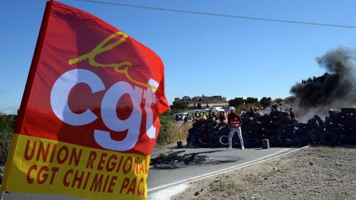 Miembros del sindicato laboral CGT incendian llantas para impedir el paso a una refinería en el sureste de Francia, el lunes.
