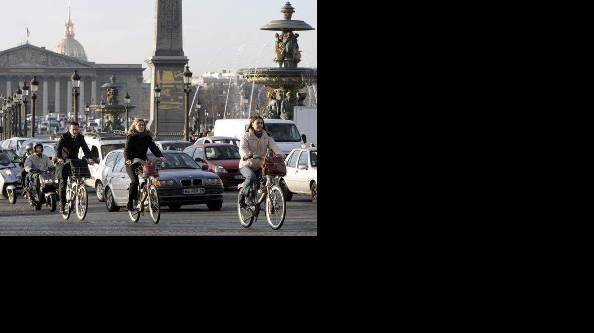 
Con su elegancia silenciosa, la bicicleta se abre camino entre los símbolos de estatus del siglo XXI, en modelos personalizados o firmados por grandes del diseño y la moda.
