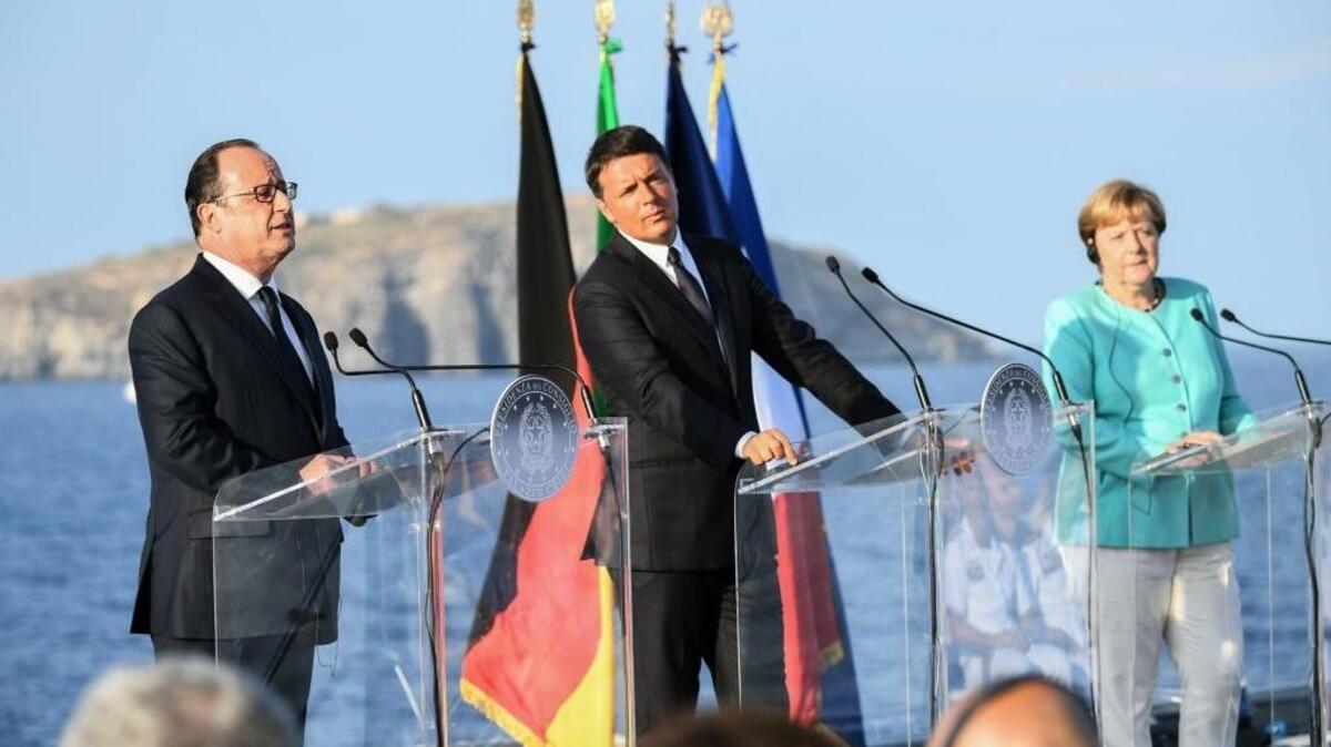 El presidente francés Francois Hollande, (izq.), el primer ministro italiano, Matteo Renzi, y la canciller alemana Angela Merkel en una rueda de prensa conjunta desde Italia.