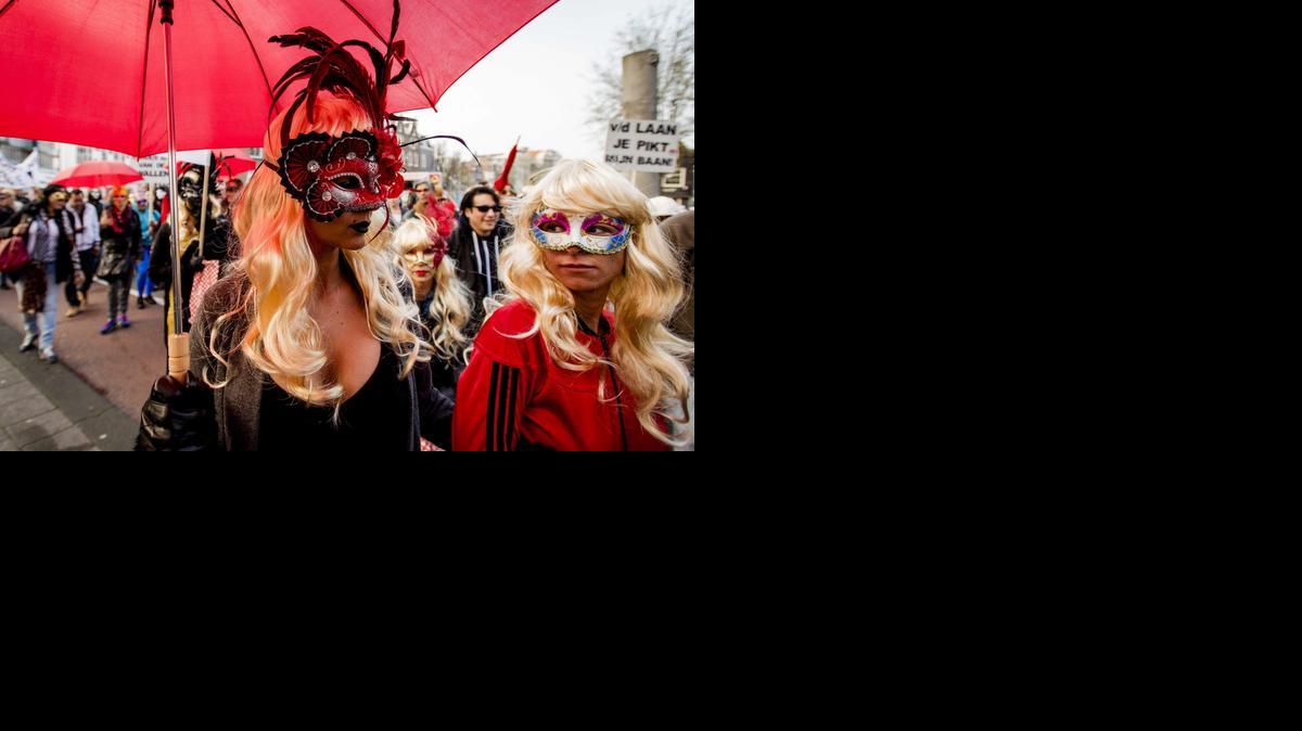 
Varias personas se manifiestan en contra del proyecto de ley para que cierren los burdeles en el barrio rojo de Amsterdam, Holanda hoy 9 de abril de 2015. 
