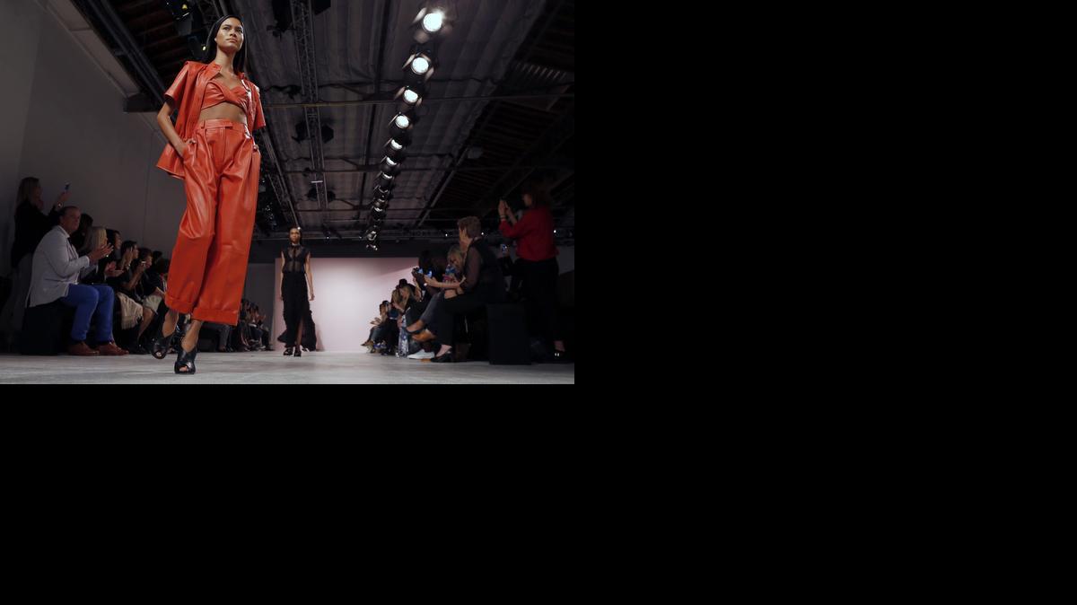 
Una modelo presenta una creación de la colección prêt-à-porter primavera-verano de 2015 del diseñador Pascal Millet durante la Semana de la Moda de París el martes.
