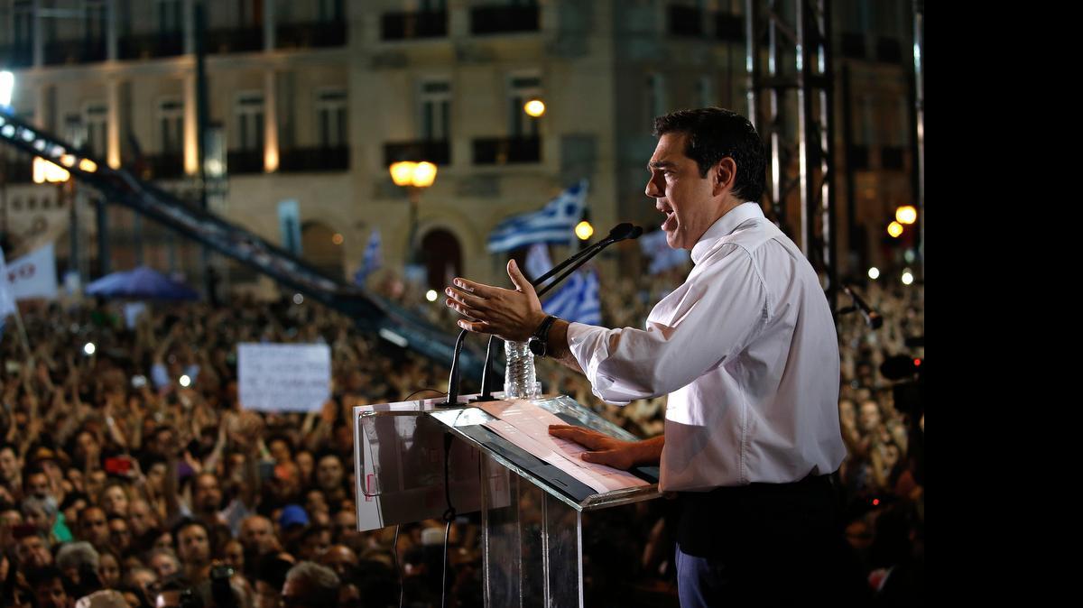 
El primer ministro Alexis Tsipras llamó este viernes a los griegos a ignorar “los chantajes” y votar en el referendo del domingo por el “no”.
