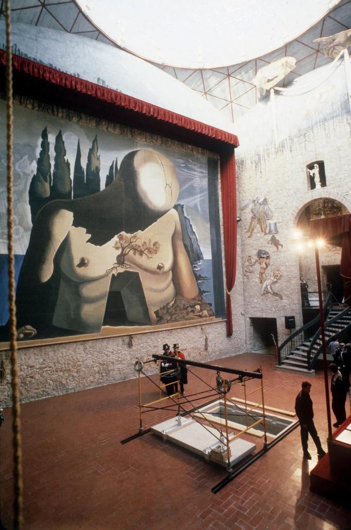 Foto de archivo, datada el 25 de enero de 1989, de los preparativos para el entierro de Salvador Dalí, en el Museo Teatro de Figueras. El cadáver del pintor será exhumado por orden de una juez de Madrid para obtener muestras para la práctica de una prueba para determinar la paternidad de Pilar Abel, una gerundense que ha presentado una demanda para ser reconocida como hija de Dalí.