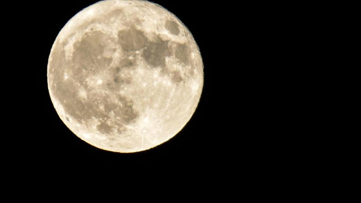 La súper luna brilla sobre Skopje, la ex República Yugoslava de Macedonia, 16 de Octubre de 2016.