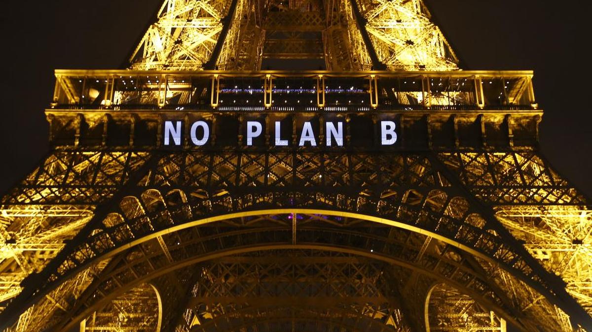 El lema "NO PLAN B" es proyectado en la torre Eiffel como parte de la conferencia COP21 en París, Francia.