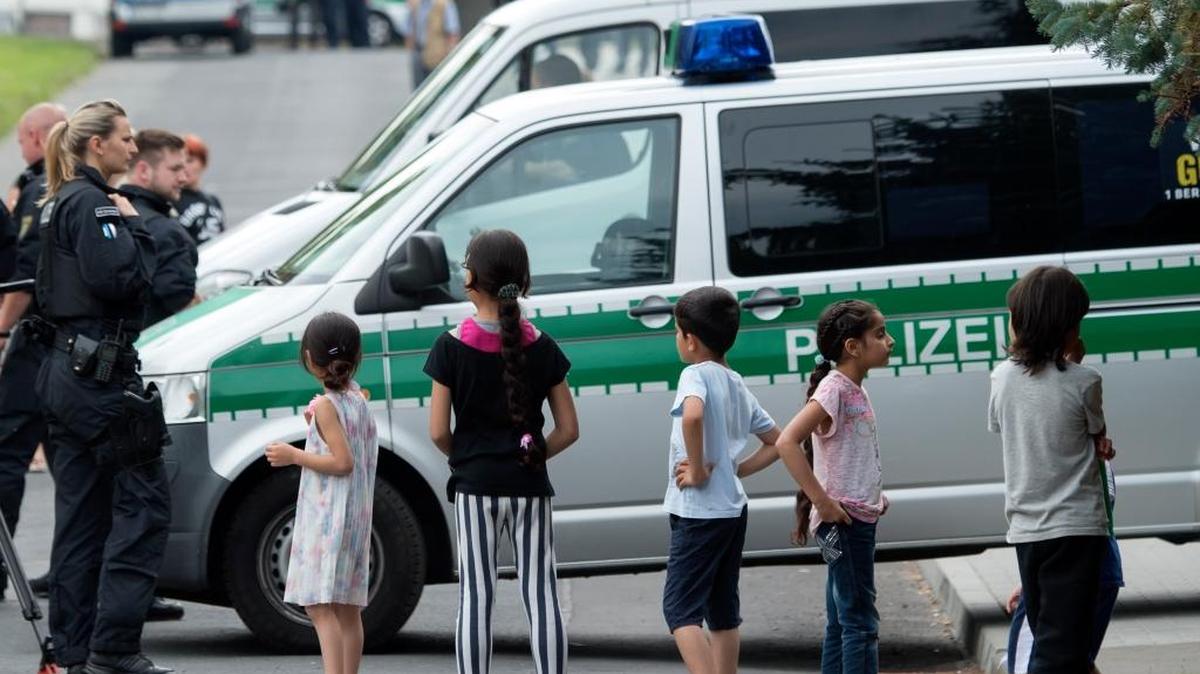 Niños refugiados observan a la policía cerca de un albergue en la ciudad de Dresde en junio del 2015.