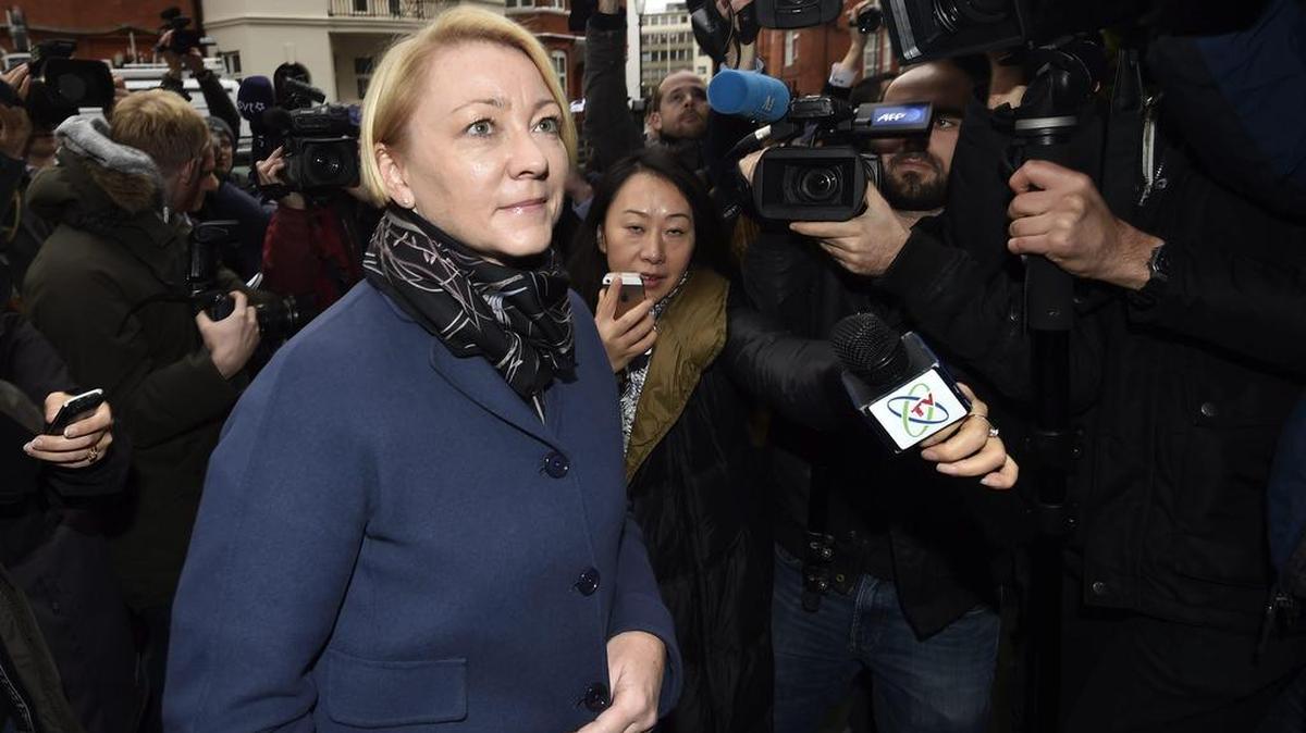 La fiscal sueca Ingrid Isgren llega a la Embajada de Ecuador en Londres (Reino Unido) hoy, 14 de noviembre de 2016. - El fundador del portal WikiLeaks, el australiano Julian Assange, es interrogado por primera vez en la embajada de Ecuador en Londres sobre supuestos delitos sexuales que investiga la Justicia sueca.