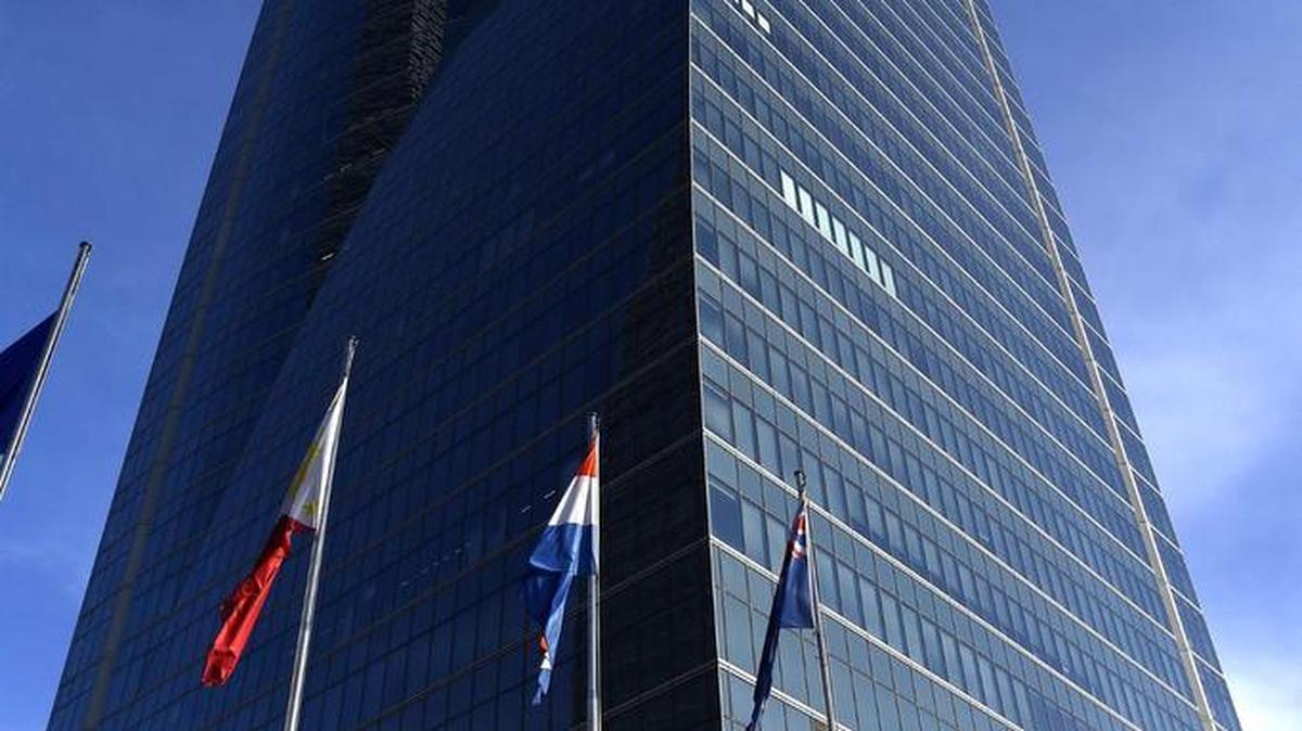 Esta foto de archivo tomada el 24 de mayo de 2018 muestra el rascacielos 'Torre Espacio' ubicado en el área de negocios 'Cuatro Torres' (Cuatro torres) en Madrid. - Una amenaza de bomba forzó la evacuación de las embajadas de viviendas del rascacielos de Madrid, dijo la policía el 16 de abril de 2019.