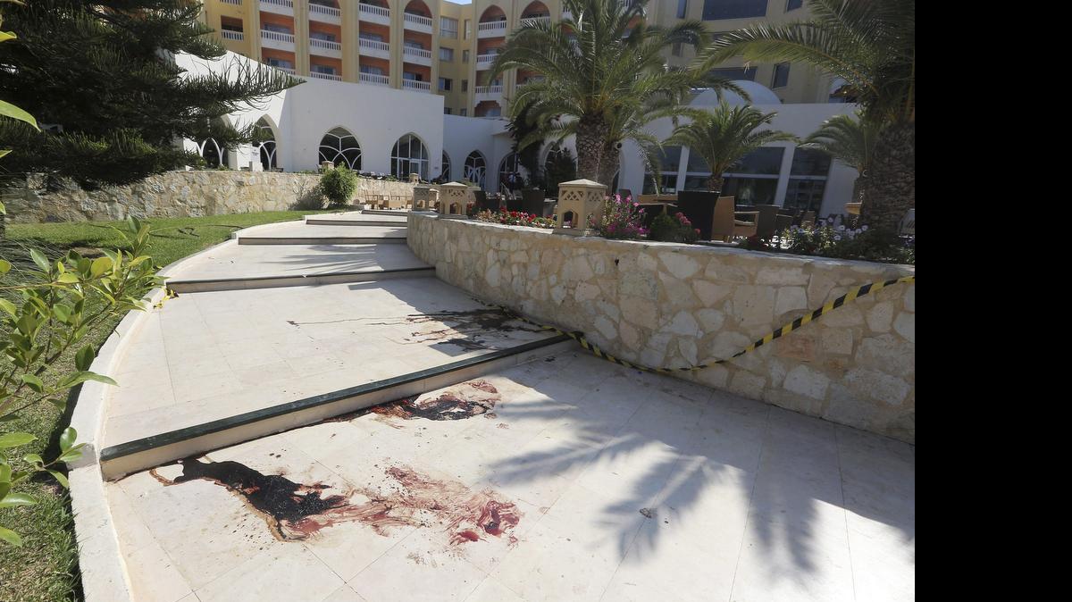 Vista de los restos de sangre en el hotel mallorquín "Imperial Marhaba" de la cadena española Riu tras el ataque terrorista en Susa, Túnez, el 26 de junio de 2015 en donde al menos 27 personas han muerto y otras seis han resultado heridas en un asalto terrorista contra dos hoteles. 

