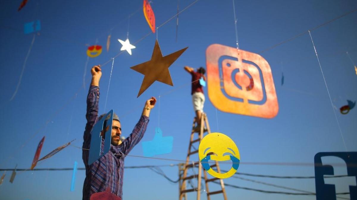 Un artista palestino decora el Qahwetna Cafe (Our Coffee) un día antes de comenzar el Ramadán.