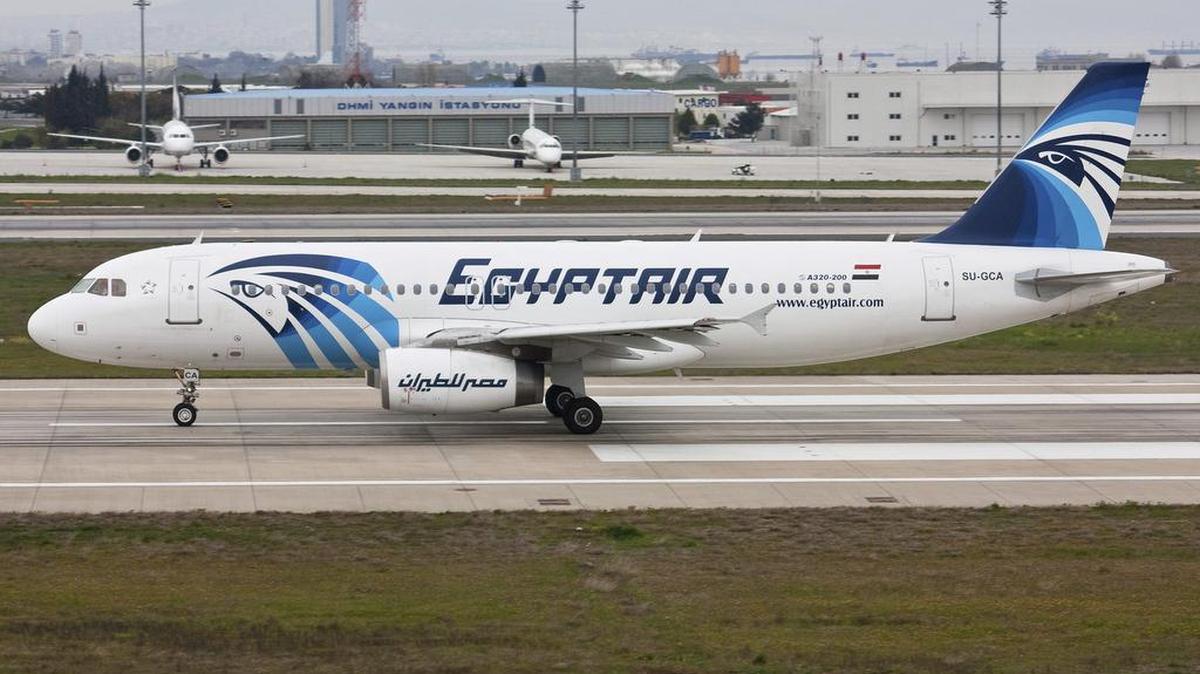 Fotografía de archivo fechada el 24 de abril de 2011 que muestra un avión Airbus A320 de las aerolíneas EgyptAir en el aeropuerto de Estambul, Turquía. La compañía aérea EgyptAir informó hoy, 19 de mayo de 2016, de que equipos de investigación y rescate han comenzado la búsqueda del avión desaparecido esta madrugada cuando realizaba el trayecto París-El Cairo.