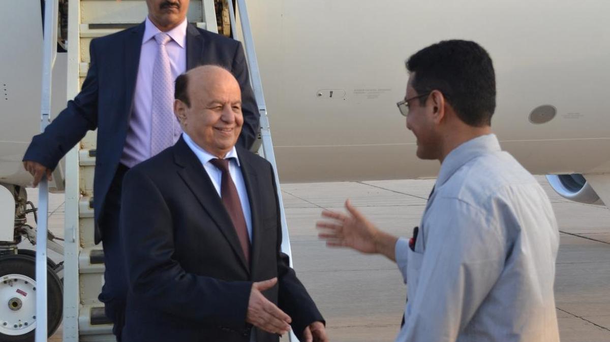 
El presidente yemenita Abd Rabo Mansur Hadi volvió este martes a Adén, la segunda ciudad del país, tras seis meses de exilio en Arabia Saudita, informó una fuente de seguridad en el aeropuerto.
