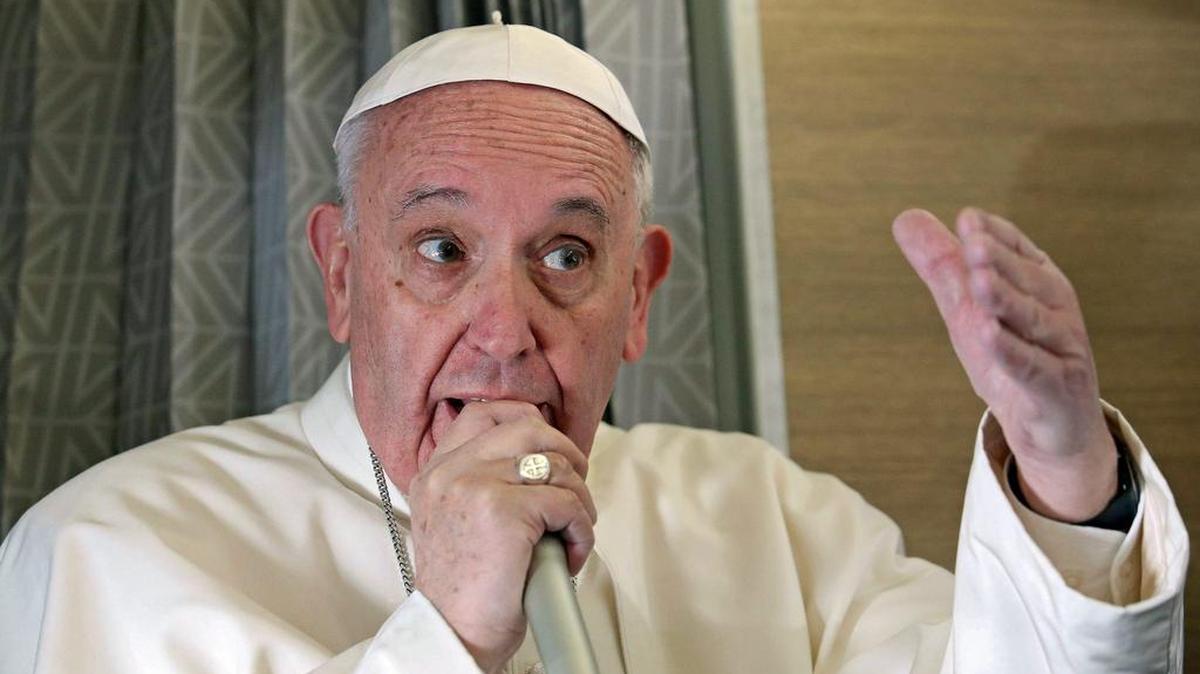 El papa Francisco se dirige a los periodistas que le acompañan a bordo del avión que le llevará desde el aeropuerto Leonardo Da Vinci-Fiumicino de Roma (Italia) hasta la Habana, en Cuba, hoy, 12 de febrero de 2016. x