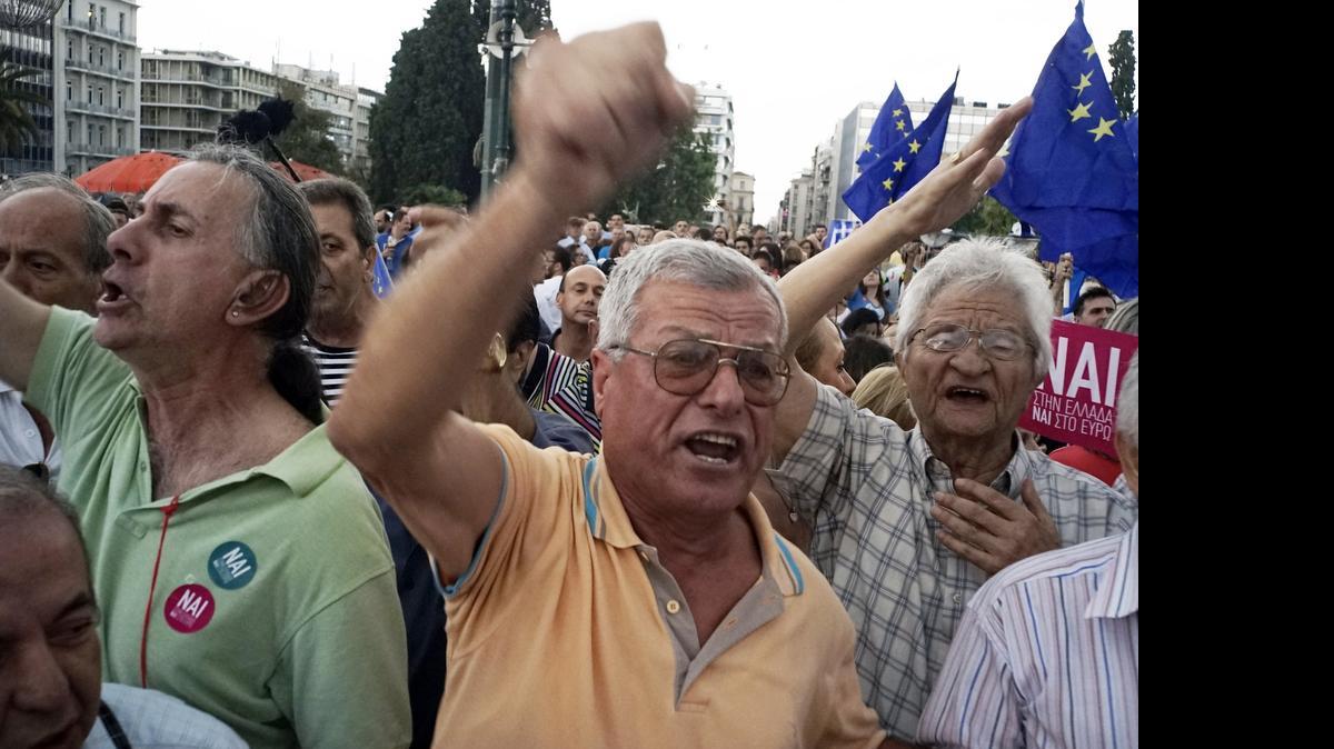 
Miles de personas se manifestaron hoy en el centro de Atenas para dar su respaldo al "sí" en el referéndum sobre la propuesta de acuerdo de las instituciones que se celebrará el próximo domingo. Bajo en lema "Vivimos en Europa", los manifestantes, entre 13,000 y 15,000 según las primeras cifras de la policía, hicieron un llamamiento al gobierno para que garantice la permanencia de Grecia en el euro.
