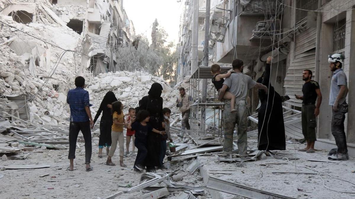 Una familia siria abandona el área tras un ataque aéreo en la ciudad de Alepo.