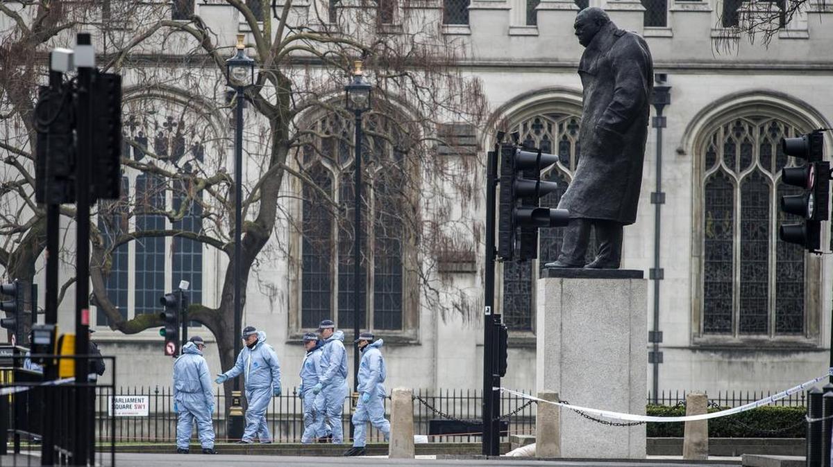 Miembros de la policía forense inspeccionan los alrededores del Parlamento en Londres (Reino Unido), el 23 de marzo de 2017.