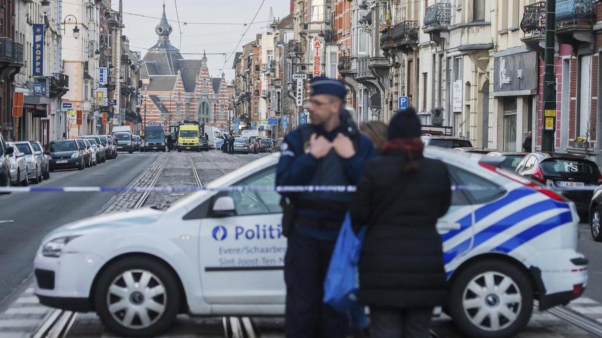 Policías belgas acordonan las calles cercanas a la estación de metro de Maelbeek, Bruselas, Bélgica, el 22 de marzo del 2016, tras los atentados en esta ciudad en los que al menos 34 personas han muerto y otras 200 han resultado heridas.