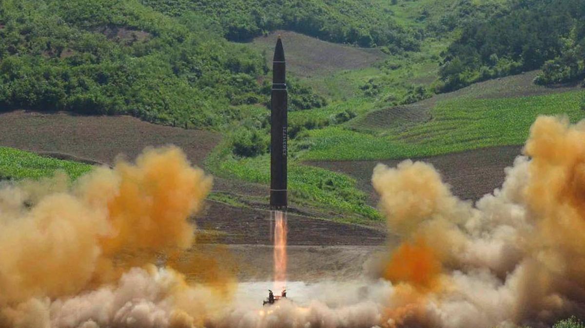 Lanzamiento de un misil balístico intercontinental Hwasong-14, en una imagen del del gobierno norcoreano.