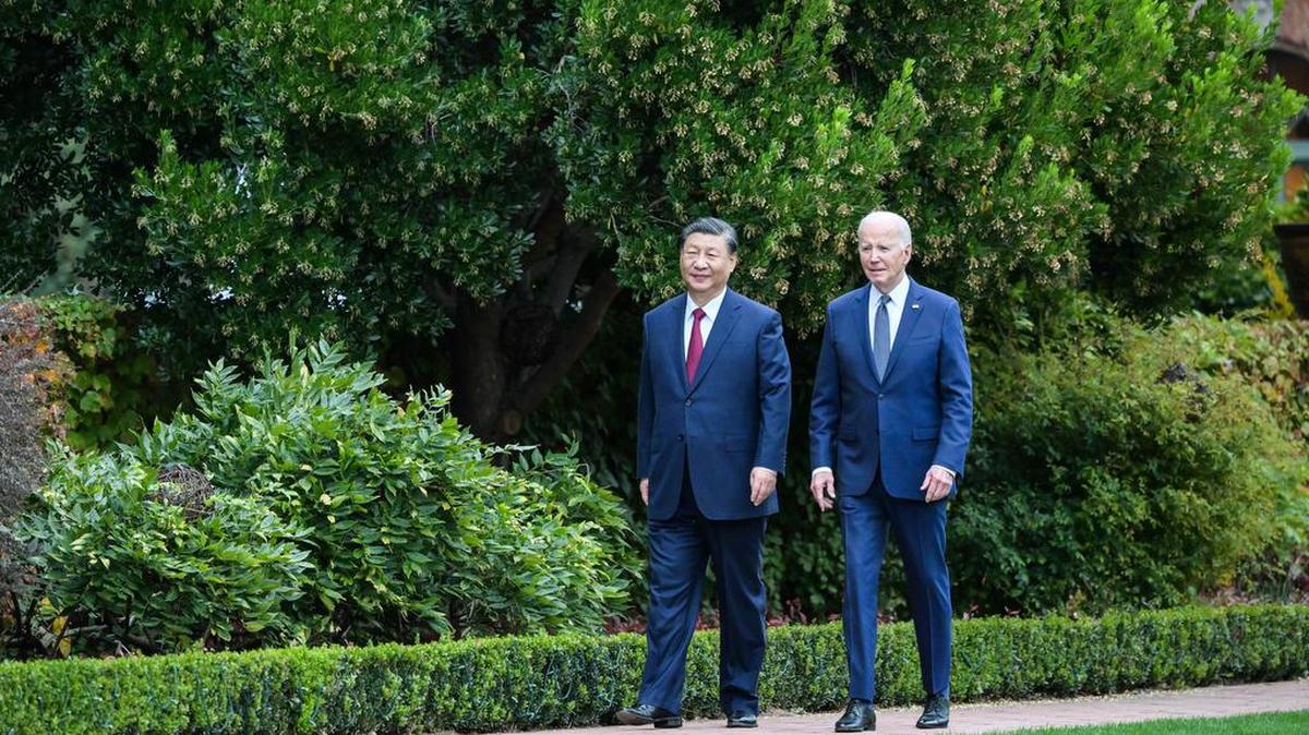 El presidente chino Xi Jinping y el presidente estadounidense Joe Biden dan un paseo después de sus conversaciones en Filoli Estate en el estado estadounidense de California, 15 de noviembre de 2023.