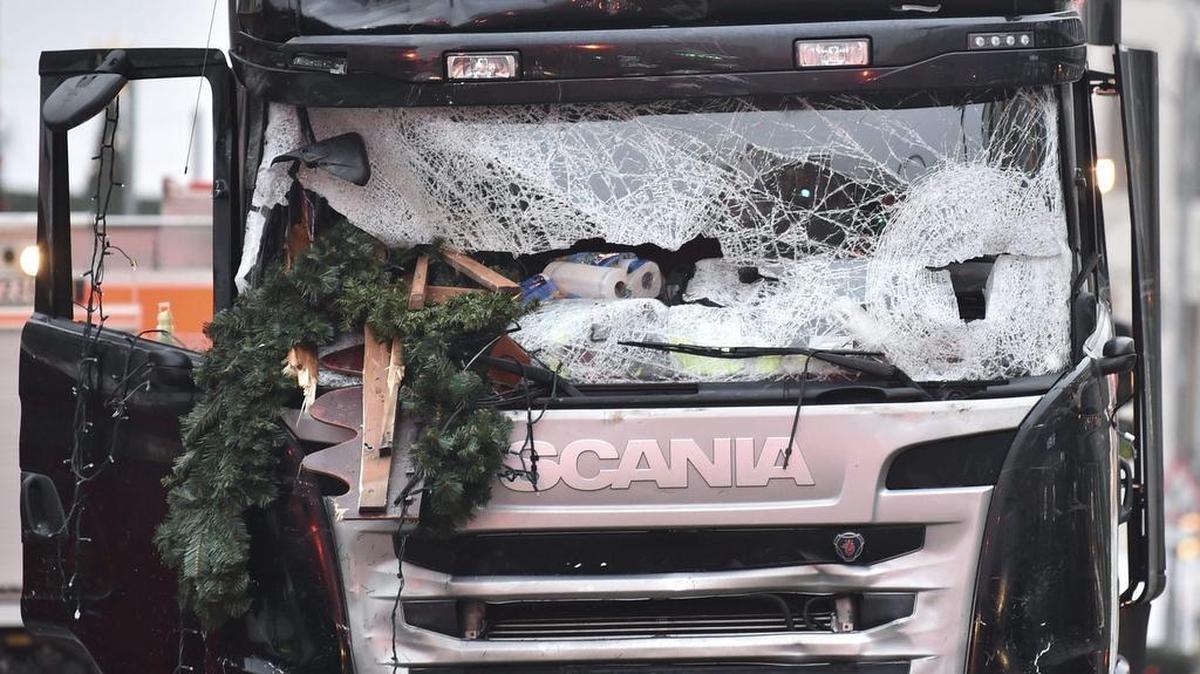 Imagen del parabrisas destrozado del camión que arrolló ayer a los visitantes de un mercadillo navideño en el centro de Berlín, donde murieron doce personas, en Alemania, el 20 de diciembre de 2016.