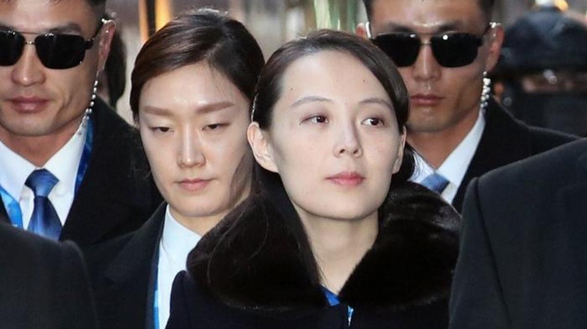 Una delegación de alto nivel Corea del Norte, que incluye a Kim Yo-jong (c), hermana del líder Kim Jong-un, llega al aeropuerto internacional de Incheon (oeste de Seúl), para asistir a la apertura de los Juegos Olímpicos de PyeongChang y reunirse con el presidente surcoreano, en Incheon, Corea del Sur, el 9 de febrero de 2018.