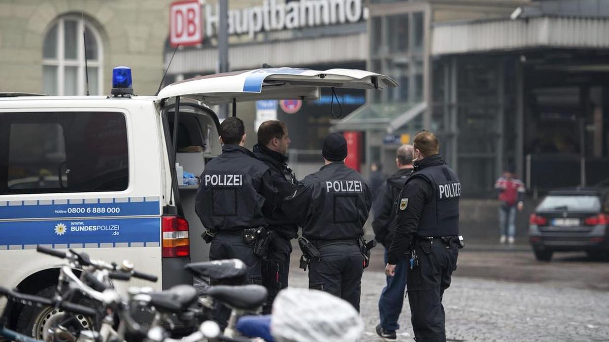 Policías hacen guardia junto a la estación de tren de Múnich (Alemania) hoy, 1 de enero de 2016. La organización terrorista Estado Islámico (EI) tenía planificado perpetrar un atentado suicida en Múnich (sur de Alemania) durante la nochevieja, informó el ministro de Interior del estado federado de Baviera, Joachim Hermann.
