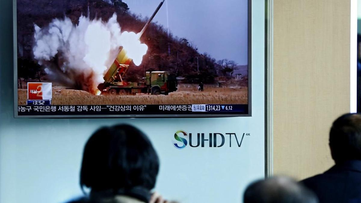 Surcoreanos siguen el viernes en un televisor la retransmisión del lanzamiento de un misil balístico por parte del régimen norcoreano, en Seúl, Corea del Sur.