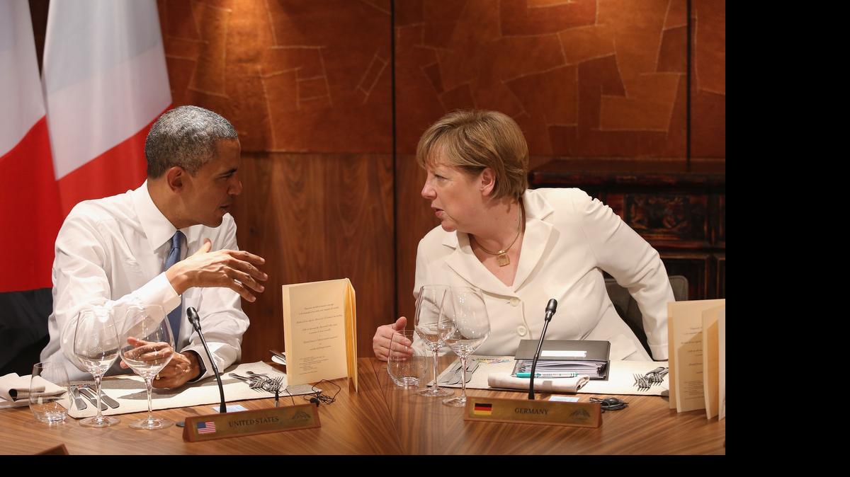 
El presidente Barack Obama y la canciller alemana Angela Merkel dialogan durante las actividades de la Cumbre del G7 que se celebra en Alemania.
