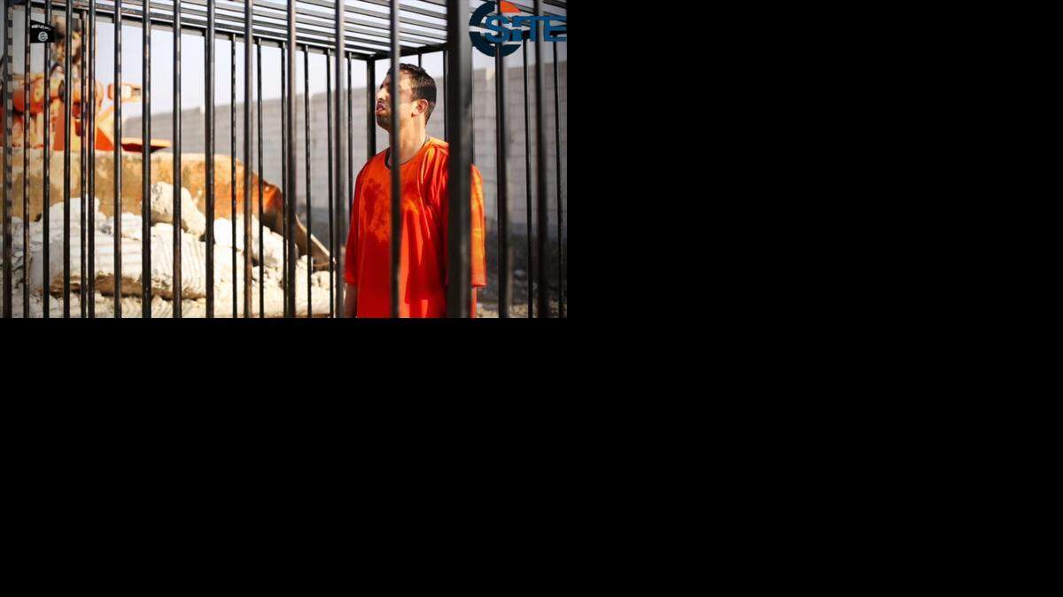 
El teniente Muaz al-Kasasbeh, encerrado en una jaula por los militantes del Estado Islámico, fue quemado vivo por sus captores.
