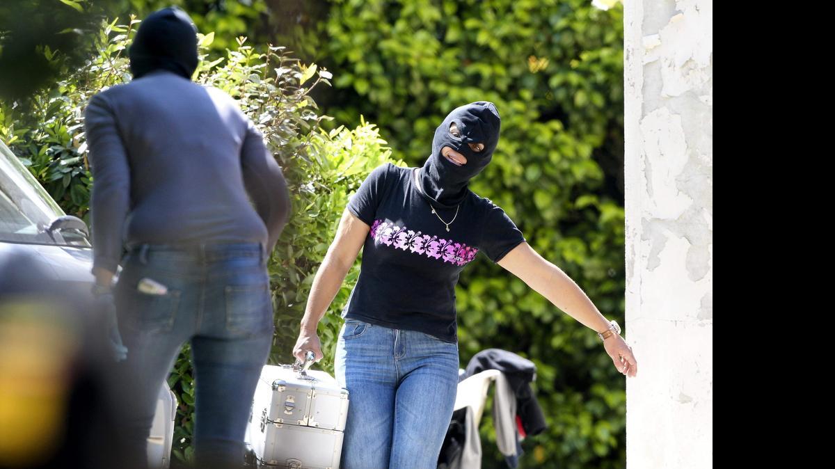 
La Guardia Civil y la Policía francesa han hallado un arsenal de armas y explosivos de ETA en un sótano de una vivienda ubicada en el centro de Biarritz, Francia, cuya propietaria ha sido detenida, al igual que su pareja.
