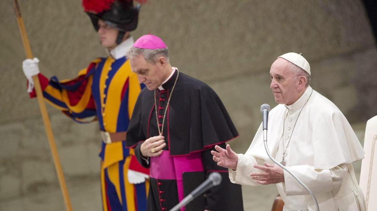 El papa Francisco (d) llega a la audiencia general de los miércoles en el Aula Pablo VI en el Vaticano hoy, 28 de diciembre de 2016.